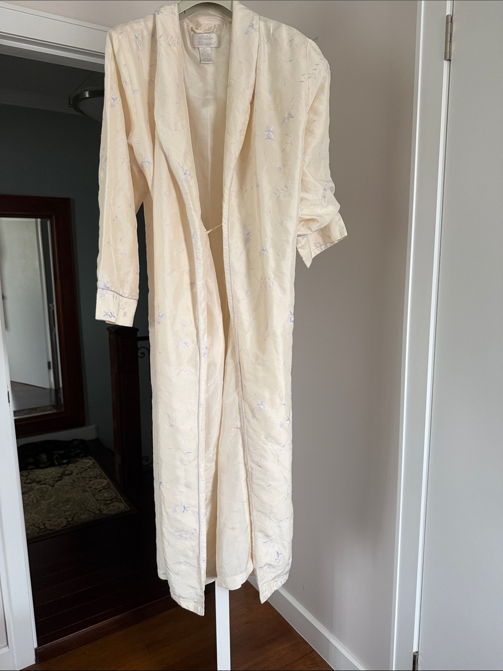 Willow Blossom silk cream 1980s floral long robe Size L